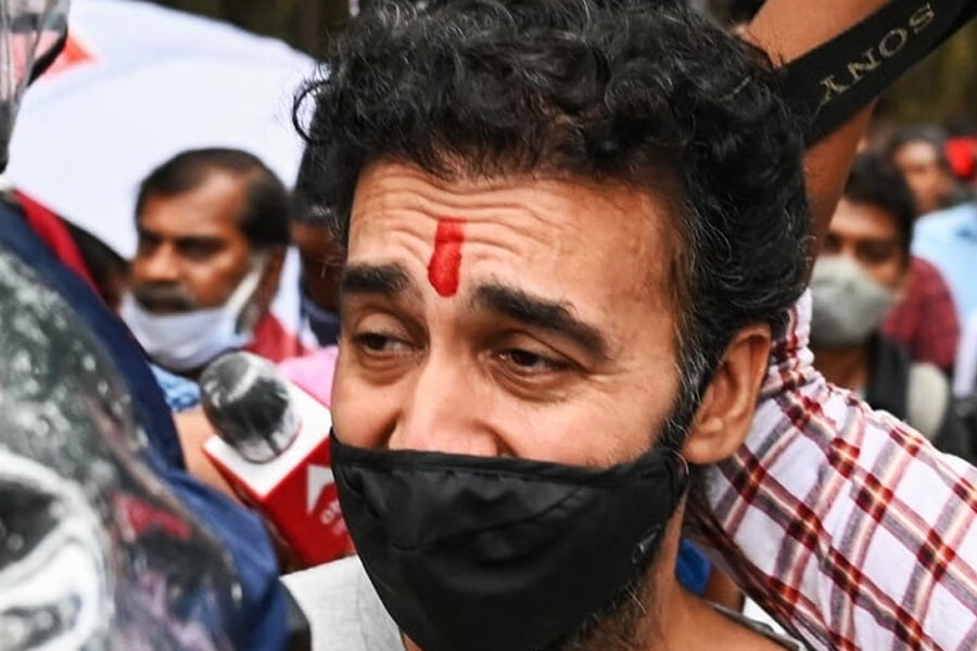 সম্প্রতি নিজের টুইটার অ্যাকাউন্ট থেকে একটি পোস্ট করেছেন রাজ। তাতে লেখা ‘যদি আপনি সম্পূর্ণ গল্প না জেনে থাকেন, তা হলে চুপ থাকুন।’