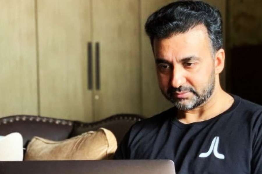 এই অনুষ্ঠানে প্রতিযোগী হিসাবে যোগ দিতে ‘বিগ বস্’-এর প্রযোজকদের কাছে নাকি ৩০ কোটি টাকা চেয়েছেন রাজ কুন্দ্রা।