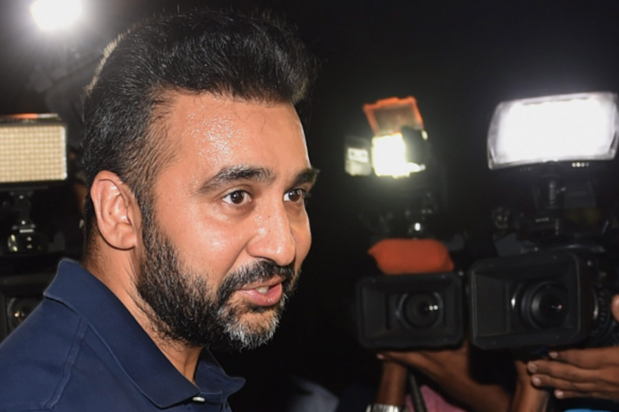 রাজকে যেন কমপক্ষে ১২ সপ্তাহ বিগ বসের ঘরে রাখা হয় সেই শর্তও রেখেছেন তিনি।