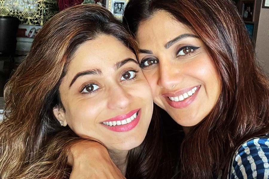 শিল্পা এবং তাঁর বোন শমিতা শেট্টি দু’জনেই ‘বিগ বস’-এ অংশগ্রহণ করেছিলেন। সেই সূত্রেই কি এত টাকা দাবি করছেন রাজ? প্রশ্ন বলিপাড়ার অনেকেরই।