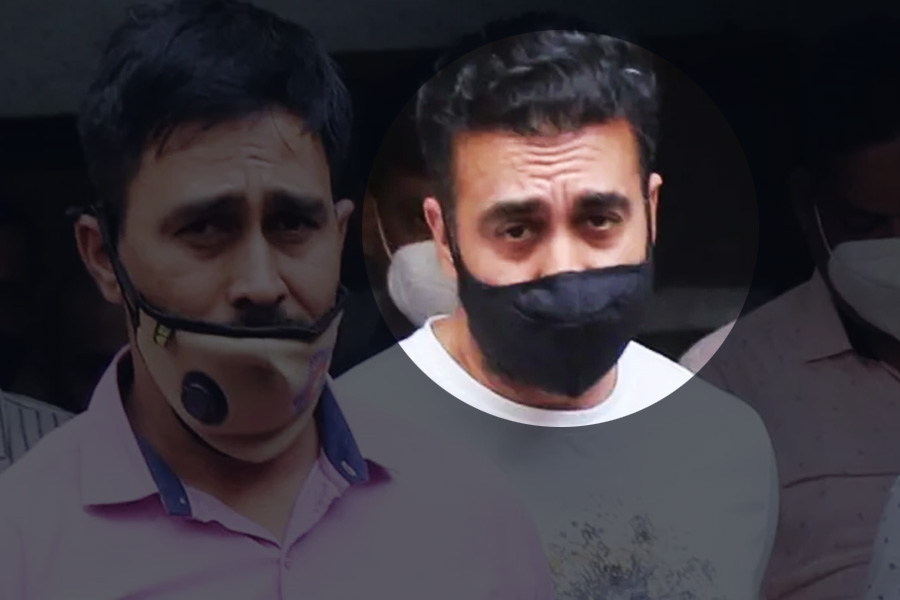 এত দিন হেফাজতে থাকার ফলে তিনি সকলের নজরে চলে এসেছেন। রাজ অংশগ্রহণ করলে শো’য়ের জনপ্রিয়তা কতটা বাড়তে পারে, তা নিয়েও প্রশ্ন তুলেছেন কেউ কেউ।