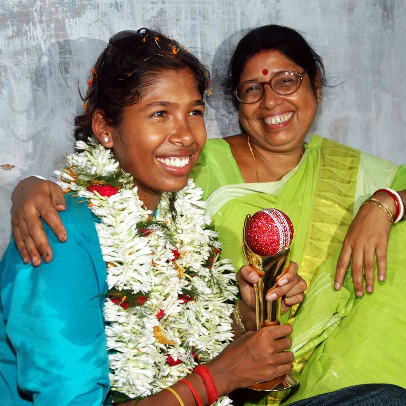 বাইরের লোকের ভ্রূকুটি, পরিবারের বাধা, আর্থিক ও সামাজিক প্রতিবন্ধকতা— কোনও কিছুই রুখতে পারেনি ‘চাকদহ এক্সপ্রেস’-এর গতিপথ। পাঁচ ফুট এগারো ইঞ্চির চেহারার ১২০ কিলোমিটার বেগে বলের লক্ষ্য শুধু ব্যাটারকে ধরাশায়ী করা নয়, নিজেকে প্রতিনিয়ত প্রমাণ করে যাওয়ারও। তিনি ঝুলন গোস্বামী। তিনি ‘চাকদহ এক্সপ্রেস’।