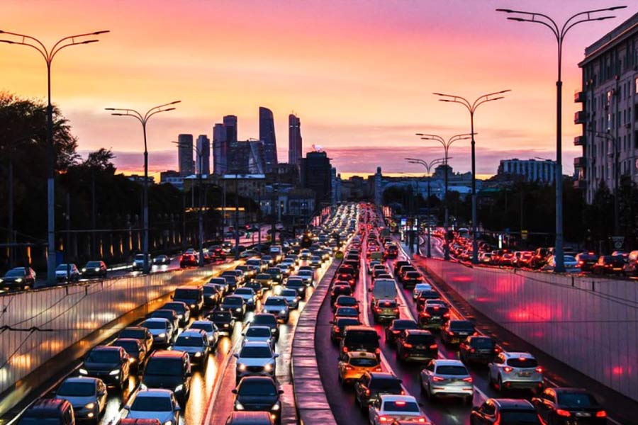 দেশ ছাড়ার হিড়িক নামায় রাশিয়ার সীমান্ত সংলগ্ন এলাকায় যানজট দেখা গিয়েছে। স্থানীয় একটি সংবাদমাধ্যম জানিয়েছে, লেনিনগ্রাদ অঞ্চলে ফিনল্যান্ডের সীমান্ত এলাকার চেকপয়েন্টে প্রবল যানজট হয়েছে। ওই এলাকার তরফায়ানভকা-ভামিমা চেকপয়েন্টে পর পর ৭৫টি গাড়ি আটকে পড়েছিল। অন্য দিকে, ব্রুসনিতনিতে ৩৫টি গাড়ির দাঁড়িয়ে ছিল। ইমাত্রা চেকপয়েন্টে ৬০ গাড়ি যানজটের মধ্যে ফেঁসে যায়।