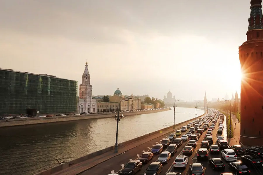 বিমানবন্দরের পথে যেতে গিয়ে অনেকেই গাড়িতেই রাত কাটাচ্ছেন বলে জানিয়েছে বিদেশি সংবাদমাধ্যম। একটি ভিডিয়োয় দেখা গিয়েছে। জর্জিয়ার সীমান্ত এলাকায় রাতের অন্ধকারে গাড়ির লম্বা লাইন পড়েছে। বস্তুত, রাশিয়ার বেশির ভাগ পুরুষ ওই পড়শি দেশে পালানোর চেষ্টা করছেন বলে সূত্রের দাবি।