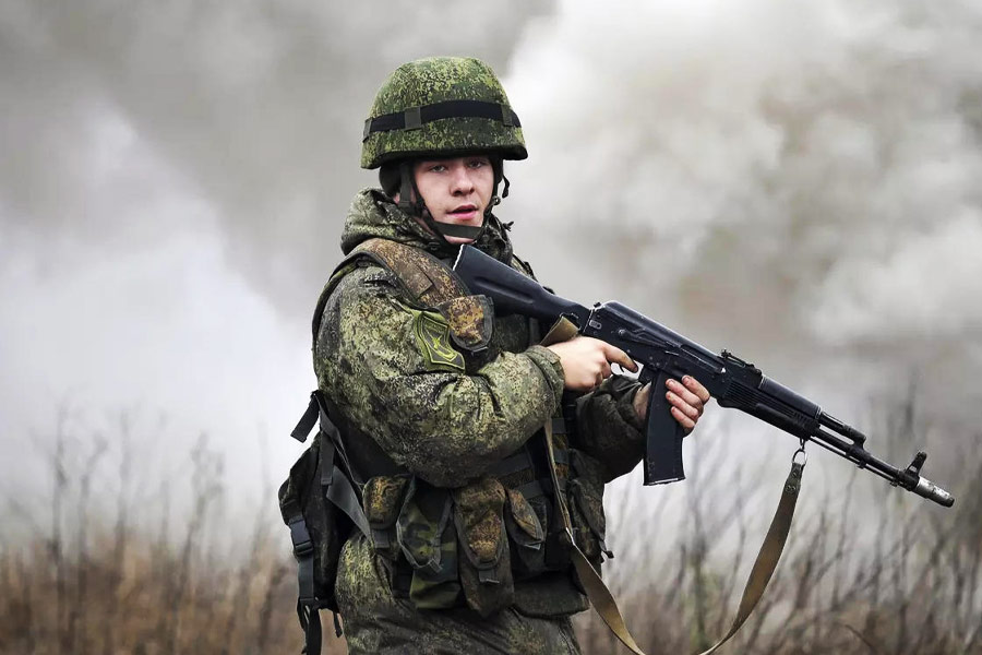 দেশ ছেড়ে চম্পট দেওয়া ছাড়া ইউক্রেনের যুদ্ধে যাওয়া ঠেকাতে আরও একটি পন্থা নিয়েছেন রুশরা। সম্প্রতি রুশ-পত্নীরা নাকি গুগ্‌লে সার্চ করছেন, ঘরে বসে কী ভাবে হাত ভাঙা যায়? নাক কেটে পরের যাত্রাভঙ্গ নয়। নিজেদের স্বামীদের হাত-পা ভেঙে দিয়েও তাঁদের ইউক্রেন-যাত্রা ঠেকাতে চান রুশ-বধূরা।