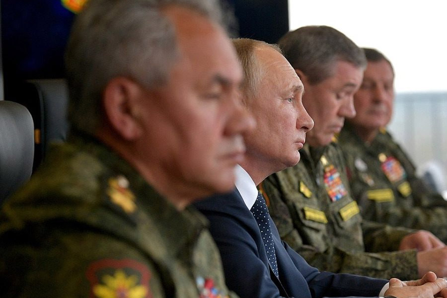 ব্রিটিশ সংবাদমাধ্যমে এক রুশ পত্নীর হুঁশিয়ারি, ‘‘আমার স্বামীকে কিছুতেই যুদ্ধে যেতে দেব না। বরং ওঁর দু’পা ভেঙে দেব। সন্তানদের দেখাশোনা করাই তো ওঁর কাজ!’’