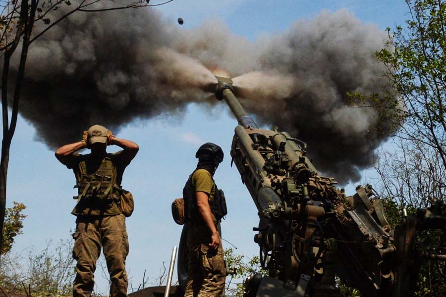 রুশ পত্নীদের এমন জঙ্গি মনোভাবের বিরুদ্ধে পাল্টা ‘চাল’ চেলেছে প্রশাসন। তারা হুঁশিয়ারি দিয়েছে, যুদ্ধের ময়দানে যাওয়া এড়াতে হাত-পা ভেঙে অথবা অন্য কোনও ভাবে নিজেদের ক্ষতি করলে আইনি ঝামেলায় পড়তে হবে।