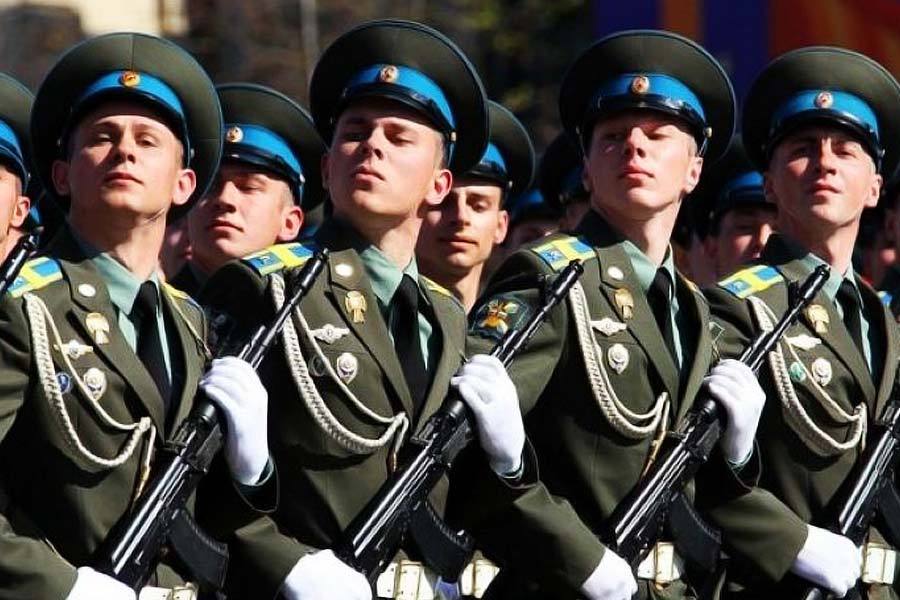 সরকারি পদক্ষেপের ঝামেলা এড়াতে তাই দেশ ছেড়ে পালানোই বেছে নিচ্ছেন মূলত ২৫ থেকে ৩৫ বছর বয়সি রুশ পুরুষেরা।