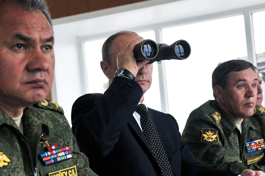 বিমানবন্দরে গিয়েও অবশ্য শান্তি নেই রুশদের। পুতিনের ঘোষণার পরেই কি দেশ ছাড়ছেন? বিমানবন্দর কর্মীদের প্রশ্নের মুখে পড়েছেন অনেকে। কী উদ্দেশ্যে অন্য দেশে যাচ্ছেন রুশ নাগরিকেরা, সে কারণও জানতে চাওয়া হচ্ছে। অনেকে আবার রুশ গুপ্তচর সংস্থার আধিকারিকদের প্রশ্নবানের মুখে পড়েছেন।