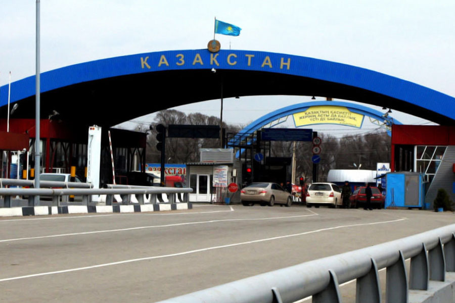 একটি ভিডিয়োয় দেখা গিয়েছে, রাশিয়া এবং কাজাখস্থান সীমান্তের মধ্যবর্তী কুলুন্দা জেলায় ভিড়ে ভিড়াক্কার। সেখানে হাজির হওয়া অনেকেই প্রথম বার দেশ ছাড়ছেন। এক প্রত্যক্ষদর্শীর মন্তব্য, ‘‘সীমান্ত পেরোতে গেলে কী করতে হবে, সেই প্রক্রিয়াই জানা নেই অনেকের।’’ তা সত্ত্বেও যেন তেন প্রকারে দেশ ছাড়তে চান বহু রুশ নাগরিক।