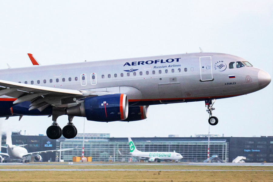 এই আবহে ঝোপ বুঝে কোপ মারতে ছাড়ছে না বিমান সংস্থাগুলি। বৃহস্পতিবার জোহানেসবার্গে যাওয়ার জন্য তিন সদস্যের এক পরিবারের পকেট থেকে খসে গিয়েছে ৪৪ হাজার পাউন্ড। ভারতীয় মুদ্রায় যা প্রায় ৩৯ লক্ষ টাকা।