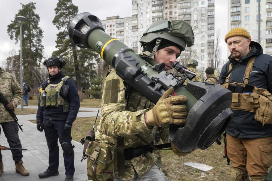 যদিও এ দাবি অস্বীকার করেছেন প্রতিরক্ষা বিশ্লেষক মিখাইল খোদারিয়োনোক। জাতীয় টেলিভিশনে তাঁর দাবি, রুশ নাগরিকদের কাছে সেনার সমন পৌঁছে দিতে তাঁদের বাস স্টপ বা রাস্তায় পাকড়াও করা হবে না। বরং তাঁদের বাড়িতে সে সমন পৌঁছবে।