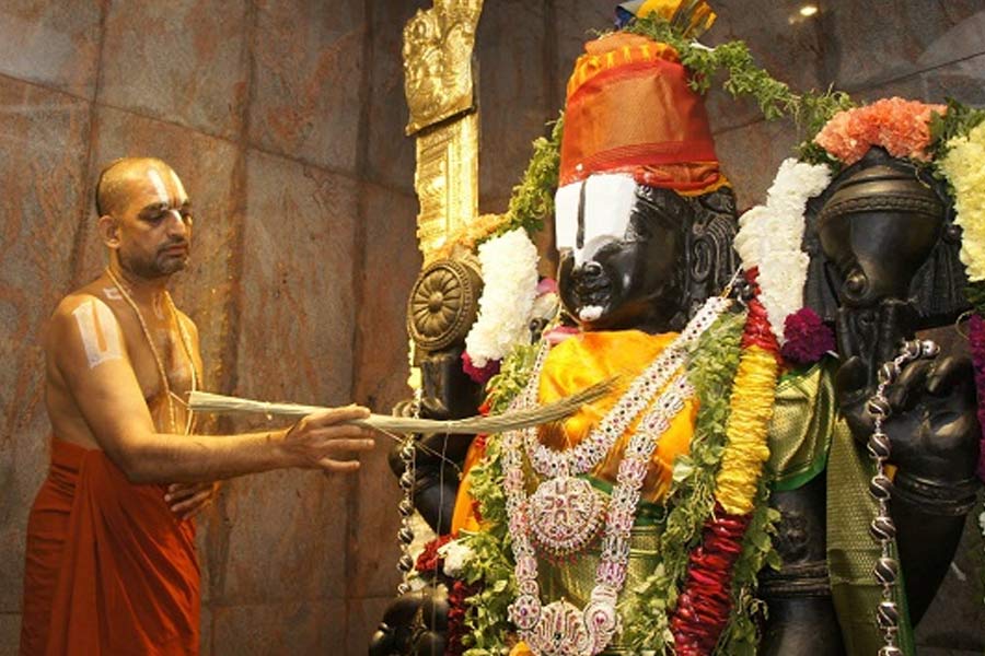 তিরুপতি মন্দিরের আরাধ্য দেবতা ভেঙ্কটেশ্বর। যিনি ভগবান বিষ্ণুর অবতার। বালাজি, গোবিন্দ, শ্রীনিবাস, একাধিক নামে ডাকা হয় এই দেবতাকে।