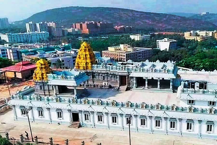 তিনি আরও জানিয়েছেন, ১৯৭৪ সাল থেকে ২০১৪ সালের মধ্যে বিভিন্ন সরকারের আমলে টিটিডির বিভিন্ন অছি পরিষদ ১১৩টি সম্পত্তি বিক্রি করেছে।