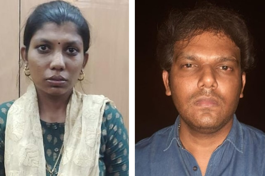 অভিযুক্ত তরুণী কালীশ্বরী এবং তাঁর বন্ধু আশিক। দু’জনকেই গ্রেফতার করেছে পুলিশ।