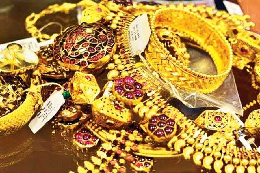 টাকার পাশাপাশি মন্দির কর্তৃপক্ষের কাছে ১৪ টনেরও বেশি সোনা সংরক্ষিত রাখা রয়েছে।