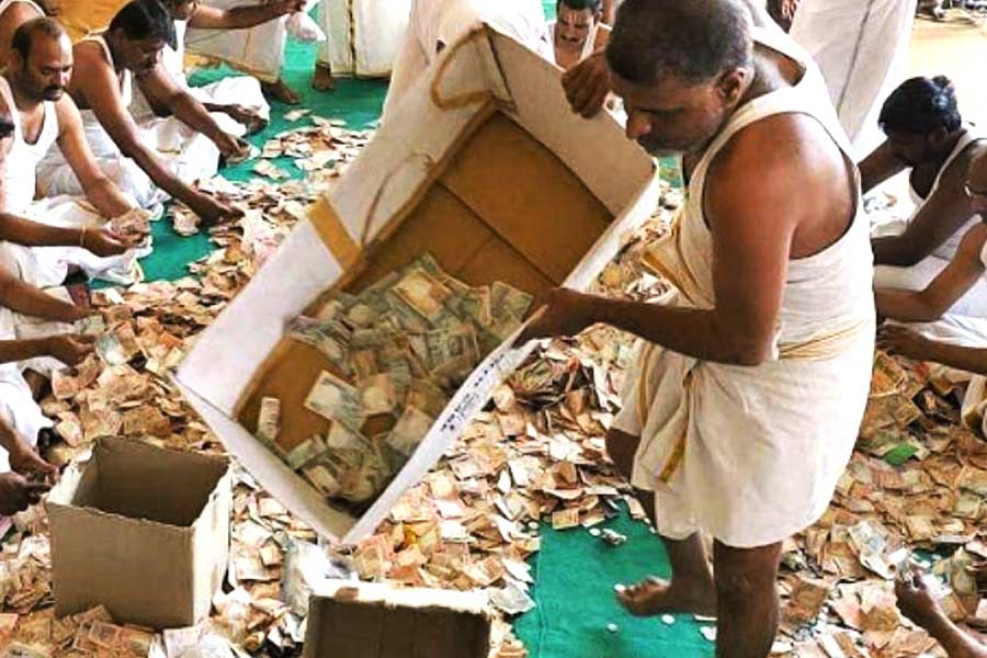 সম্পত্তির খতিয়ান তুলে ধরতে গিয়ে টিটিডি চেয়ারম্যান বলেছেন, ‘‘দেশ জুড়ে মন্দিরের অছি পরিষদের মোট ৯৬০টি সম্পত্তি রয়েছে। যার মোট মূল্য ৮৫ হাজার ৭০৫ কোটি টাকা।’’