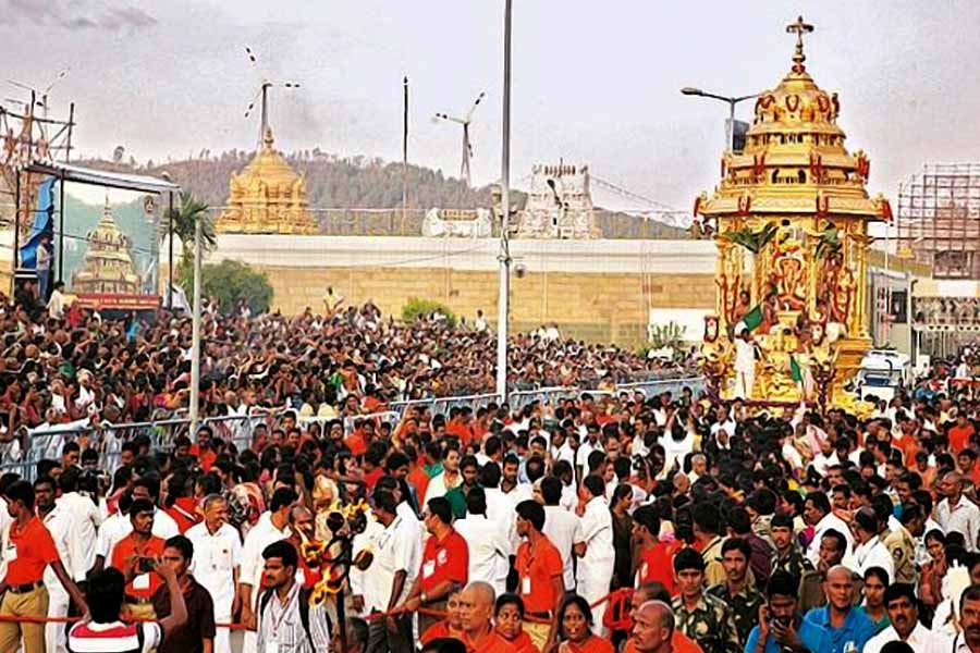 তিরুপতি মন্দিরে প্রসাদ হিসাবে বিশ্ববিখ্যাত ‘তিরুপতি লাড্ডু’ দেওয়া হয়। জিআই (জিওগ্র্যাফিক্যাল ইন্ডিকেশন) ট্যাগের স্বীকৃতি পেয়েছে এই লাড্ডু। এক মাত্র এই লাড্ডু বানাতে ও বিক্রি করতে পারবে টিটিডি।