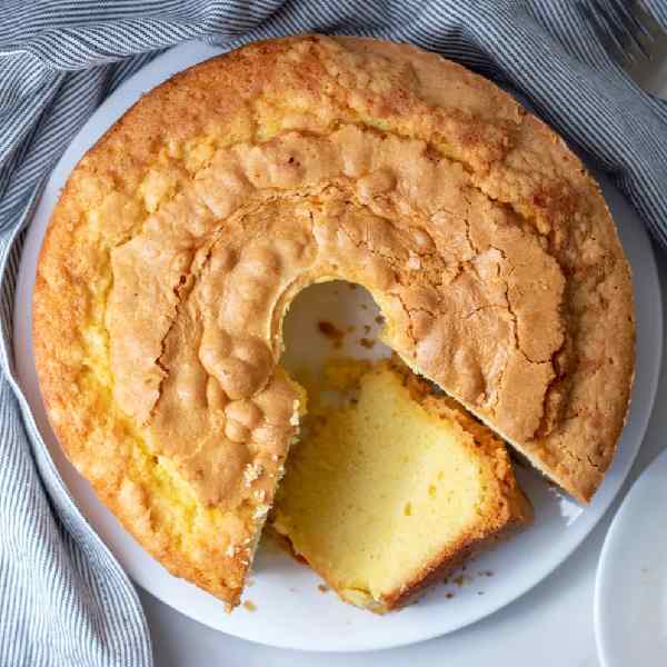 চাইলে অতিথিদের খাওয়াতে পারেন বাড়িতে তৈরি কেক।