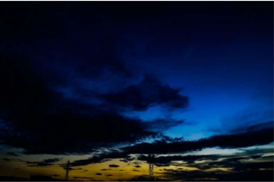 আধ আলো পরিবেশের সঙ্গে বীরেন্দ্রকৃষ্ণ ভদ্রের মহিষাসুরমর্দিনি পাঠ শুনলে যেন কাঁটা দেয় গায়ে। সঙ্গে মন ভরে ওঠে এক অজানা খুশিতে। 