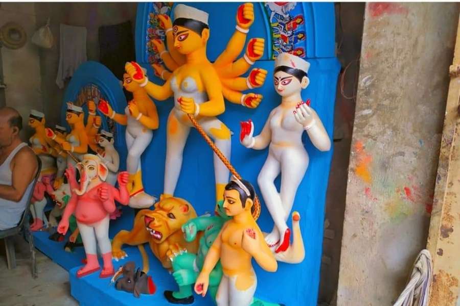 ছোট থেকে বড় নানা প্রতিমার বাহারে সেজে উঠেছে কুমোরটুলিও। সব কিছুই যেন জানান দিচ্ছে মা এসে গিয়েছেন।