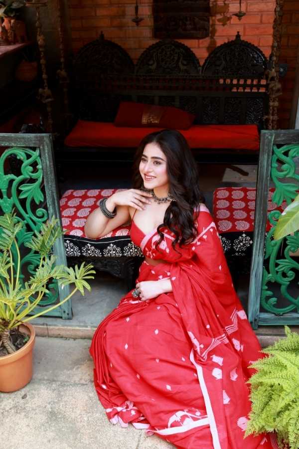 স্নিগ্ধ সাজে গৌরবের খুনসুটিতে ঋদ্ধিমার প্রাণ খুলে হাসি ।