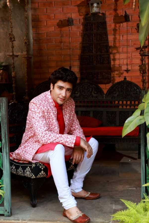 পোশাকের সঙ্গে মানানসই নাগরাই পরে গৌরব একদম তৈরি পুজো পরিক্রমার জন্য। 