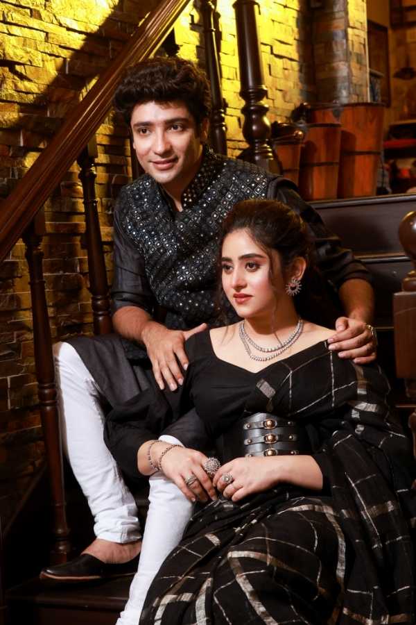 নবমীর রাতে বন্ধুদের সঙ্গে জমিয়ে আড্ডার পরিকল্পনা।  নবমী নিশিতে তাই দুজনের বাছাই ম্যাচিং করে কালো রঙের শাড়ি ও পাঞ্জাবি।