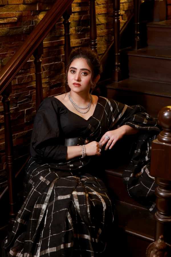 ঋদ্ধিমা‌‌ বেছে নিয়েছেন কালো বেলুন স্লিভের ক্রপ টপ ও কালো স্বচ্ছ শাড়ীর সঙ্গে কালো করসেট বেল্ট। সাজের ছটায় তাক লাগিয়ে দিতে তিনি পরেছেন সাদা পাথর বসানো ছিমছাম গয়নার সেট।