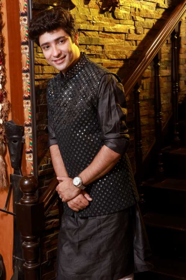 গৌরবের নবমীর পছন্দ আর ও জমকালো, নজরকাড়া। সিকুইন ও সুতোর কাজ করা জমকালো জ্যাকেটের নিচে কালো পাঞ্জাবি ও সাদা পাজামার সঙ্গত। 