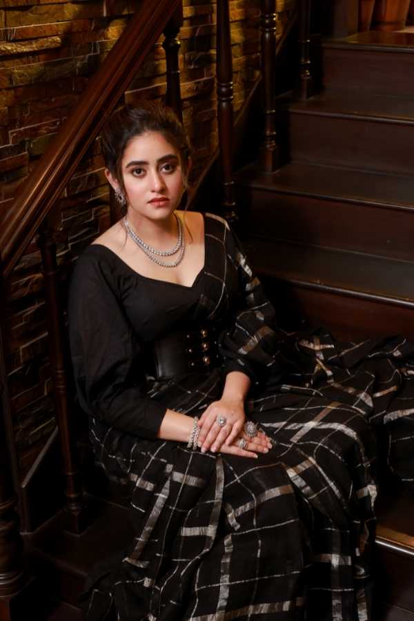 হঠাৎ পুজো শেষের কথা মনে পড়তেই চোখে দুঃখ ঋদ্ধিমার।