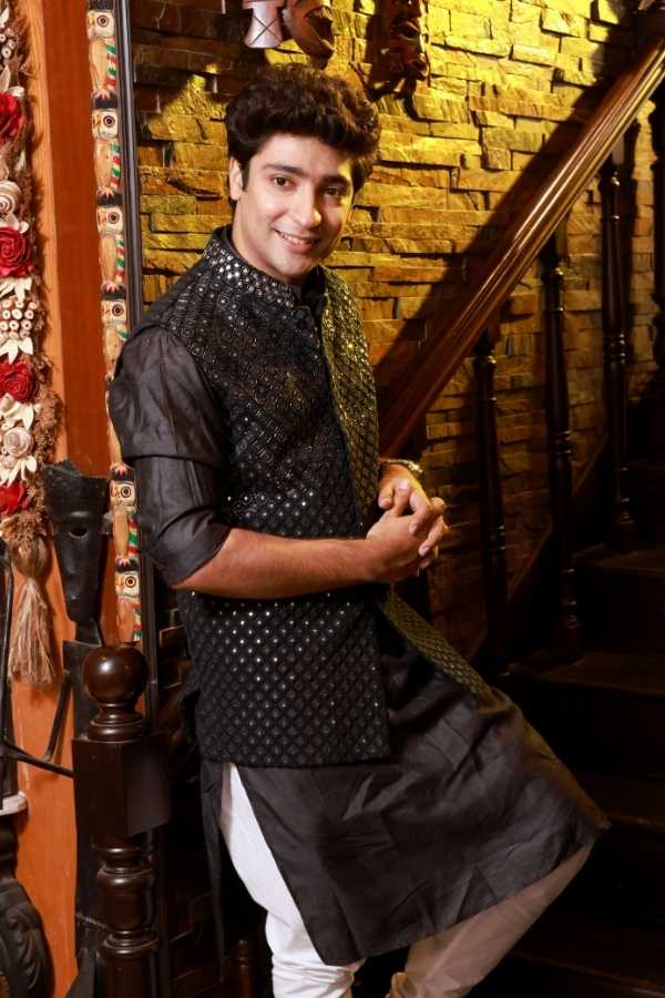 ঋদ্ধিমার হাসির রেশ ছুঁয়ে ফেলে তাঁকেও। পুজোর আয়োজন হয়ে ওঠে ঝলমলে।