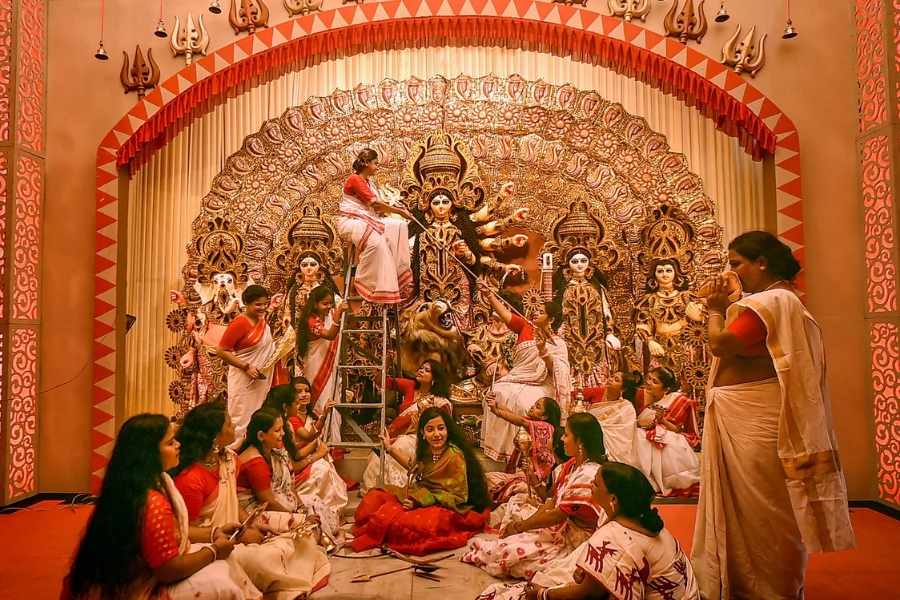 পাড়ায় পাড়ায় অনেক আগে থেকেই শুরু হয়ে গেছে প্যান্ডেল বাঁধার কাজ। এখন তা শেষের দিকে। অনেক প্যান্ডেলের তো উদ্বোধনও হয়ে গেছে।