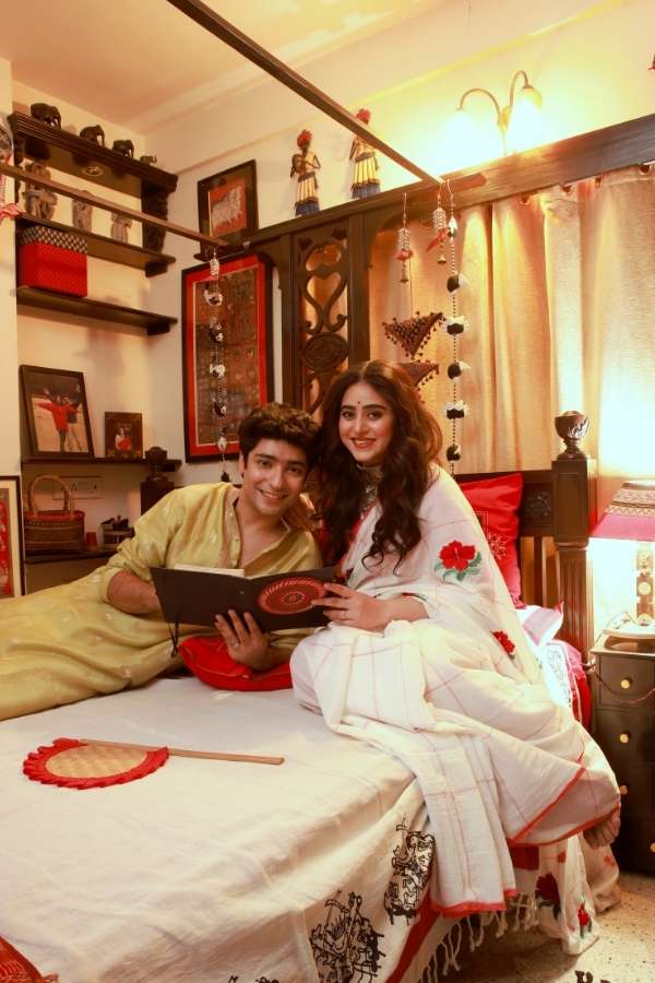 দশমীর সময়টুকু বড়ই মনখারাপের, তারই মধ্যে দুজনের ইচ্ছে স্মৃতির পাতা উল্টে পুরোনো অ্যালবাম খুঁজে দেখার। সাবেক ঘরোয়া লাল পাড় সাদা শাড়ি ও হালকা গয়নায় লাবন্যময়ী ঋদ্ধিমা। গৌরবও ঘরোয়া আবেশে হলুদ পাঞ্জাবীতে সেজে উঠেছেন।