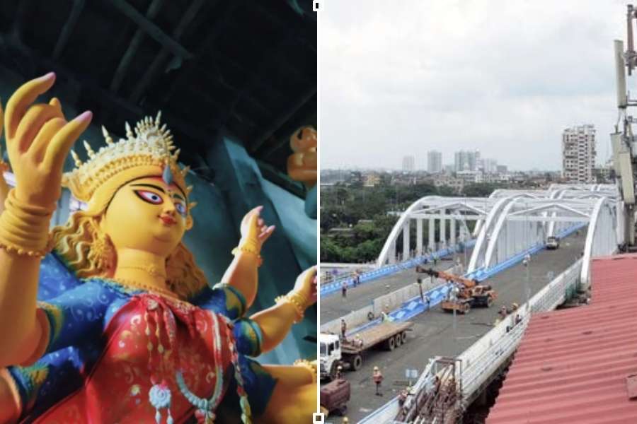 গত ২২ তারিখ এর সঙ্গে কলকাতাবাসী পেয়েছে তাদের পুজোর উপহার নতুন টালা ব্রিজ। মহালয়ার দিনেই মাননীয় মুখ্যমন্ত্রী ভার্চুয়ালি উদ্বোধন করেছেন ২৭৪টি পুজোর।