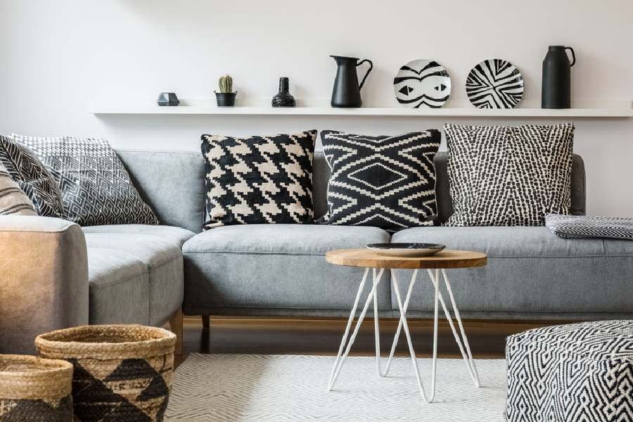 ঘরের শোভা বাড়াতে প্রিন্টের কুশন কভারর ব্যবহার করতে পারেন।