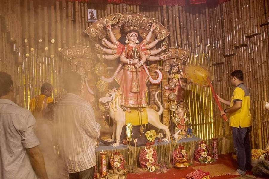 বাঙালির দুর্গা পুজো আজ আর শুধু বাঙালির কাছে নয়, সম্মানিত হয়েছে বিশ্বের দরবারে। তাই এবার পুজোর মজা যেন আরও বেশি। 
