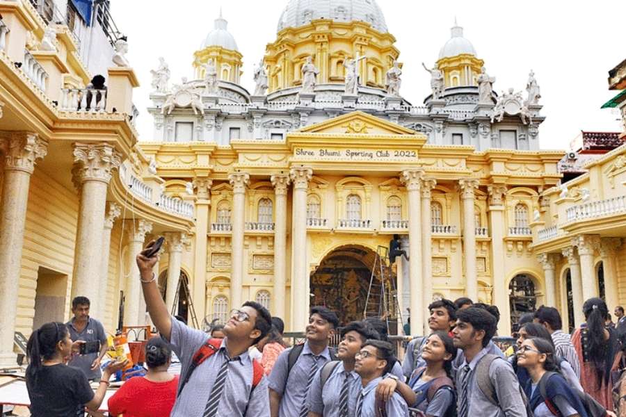 এমনিতেই গত দু’বছরের কোভিড ত্রাশ কাটিয়ে উঠে এবার যেন পুজোতে একটু স্বস্তির ছোঁয়া। তার উপর তার আনন্দ দ্বিগুণ হয় যখন বিশ্বের দরবারে আবারও শ্রেষ্ঠ আসন লাভ করে ভারতবর্ষ। 