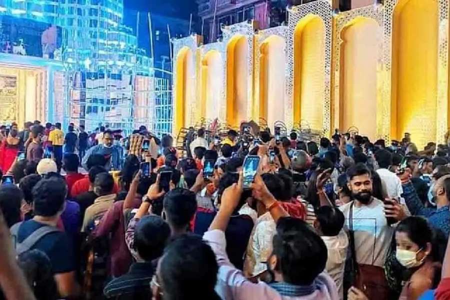 সাধারণ মানুষও আর অপেক্ষায় না থেকে বেরিয়ে পরেছেন ঠাকুর দেখতে। উত্তর থেকে দক্ষিণ সর্বত্রই পুজো পুজো রব। 