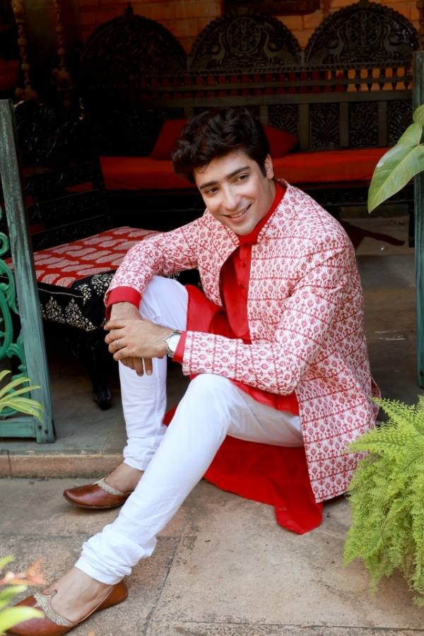 গৌরবের অষ্টমীর সাবেক সাজের সঙ্গে আধুনিকতার ছোঁয়া লেগেছে। সাদা পাজামা, লাল পাঞ্জাবির সঙ্গে লাল সাদা জমকালো কাজের কোট অন্য মাত্রা যোগ করেছে তাঁর সাজে।