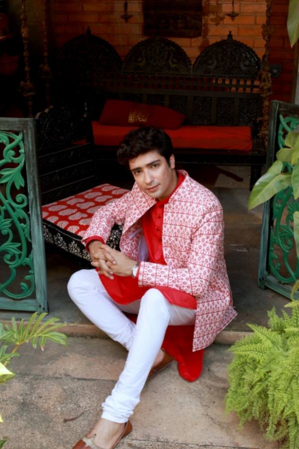 ভোরের অঞ্জলীর পরে বাড়ির বৈঠকখানায় বসে আড্ডার মেজাজে গৌরব।