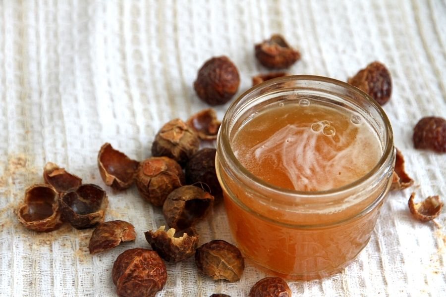 আগের দিন রাত থেকে রিঠা জলে ভিজিয়ে রাখুন।