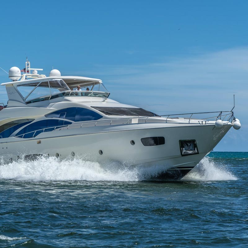 নিজের শখ পূরণ করতে ইয়টও কিনেছেন তিনি। ইয়টের ক্যাপ্টেন অ্যান্ড্রিউ নিজেই। অর্থনৈতিক দিক দিয়ে সফল অ্যান্ড্রিউয়ের জীবনে এক নতুন অধ্যায়ের শুরু হয় ২০১২ সালে।