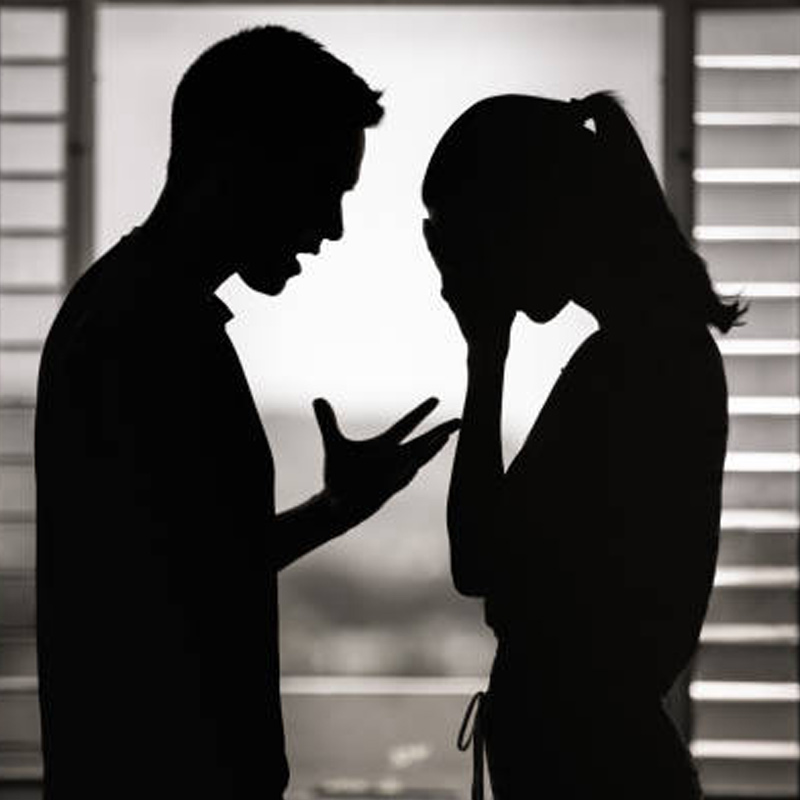 এই নিয়ে বারংবার ঝামেলা হতে থাকায় স্টেলার সঙ্গে অ্যান্ড্রিউয়ের সম্পর্কে টান পড়ে। ২০১৩ সালে তাঁদের সম্পর্কে বিচ্ছেদ ঘটে এবং স্টেলা মাল্টা থেকে লন্ডনে চলে যান।