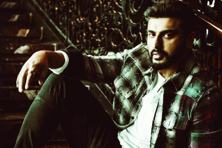 তাঁর দাবি, সেখানে কোনও কোনও রেস্তরাঁয় ভারতীয় খাবার পাওয়া গেলেও ঘরোয়া খাবারের স্বাদ মেলে না।