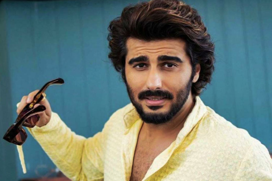 অর্জুন কি তবে বলিউড ছেড়ে এ বার পুরোপুরি ব্যবসা নিয়ে থাকবেন? ব্যবসার কাজে অভিনেতা যে ভাবে মনোনিবেশ করছেন, তা দেখে বলিপাড়ার অধিকাংশের মনে এই প্রশ্ন জেগেছে।