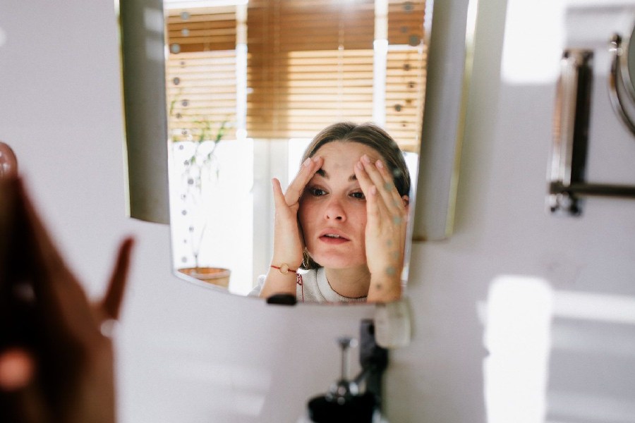 হৃদয় বিদারক কোনও ঘটনার সঙ্গে ত্বকের স্নায়ুর সরাসরি যোগ রয়েছে।