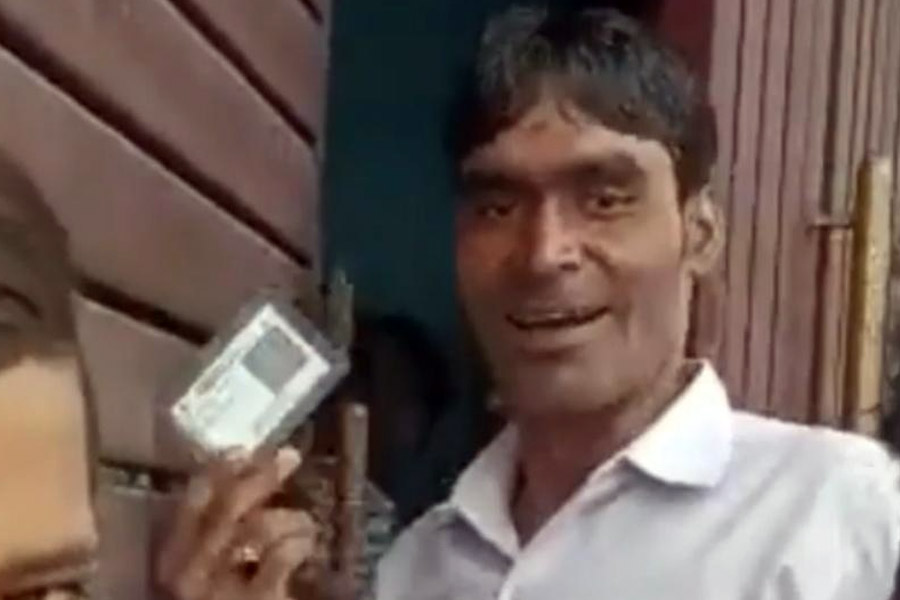 অতিথিদের আধার কার্ড দেখা হচ্ছে দরজায়।
