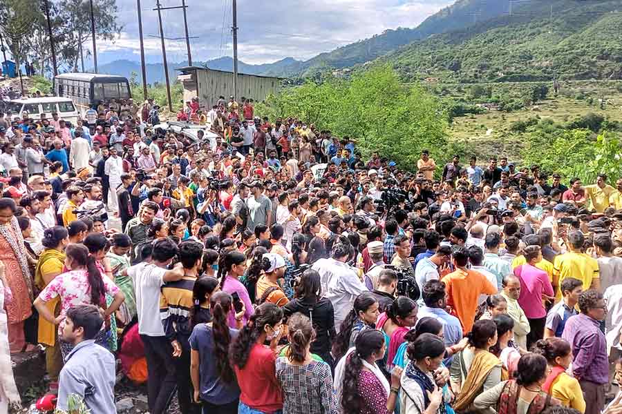 অঙ্কিতা ভাণ্ডারী খুনের প্রতিবাদে হৃষীকেশ-বদ্রীনাথ জাতীয় সড়কে অবরোধ। রবিবার। পিটিআই।