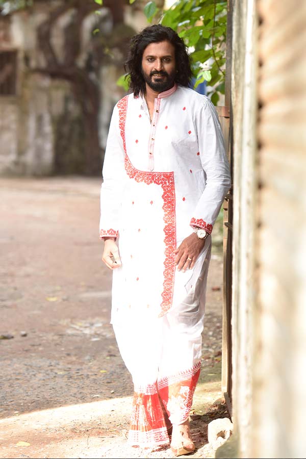 ধুতি-পাঞ্জাবিতে দারুণ মানিয়েছে অভিনেতাকে।